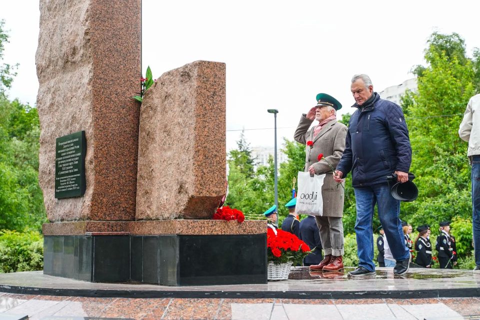 В Химках возложили цветы в честь Дня пограничника В Химках возложили цветы в честь Дня пограничника