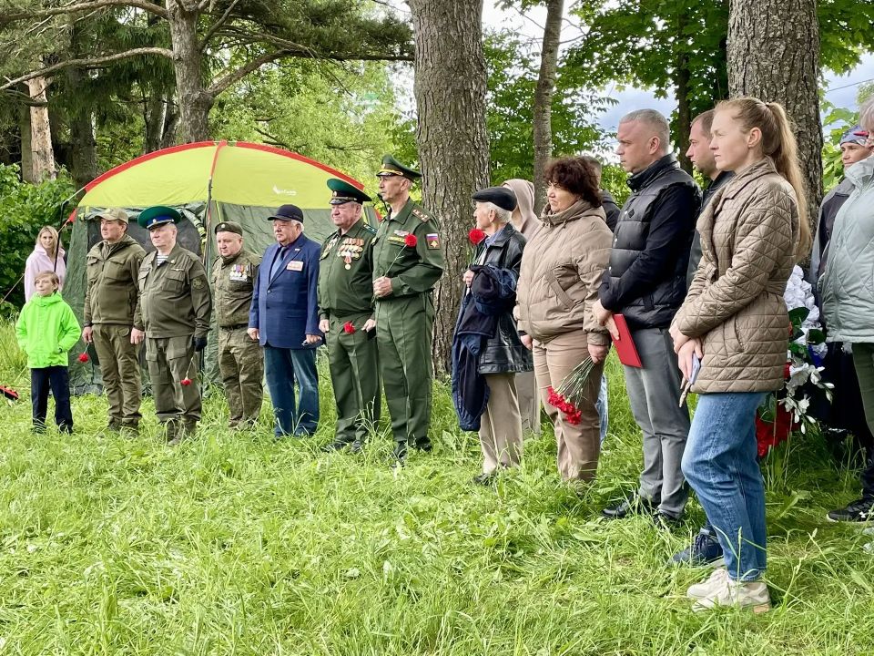 Сегодня в России чествуют всех, кто несёт службу на рубежах нашей страны: действующих пограничников, офицеров и ветеранов пограничной службы Сегодня в России чествуют всех, кто несёт службу на рубежах нашей страны: действующих пограничников, офицеров и ветеранов пограничной службы