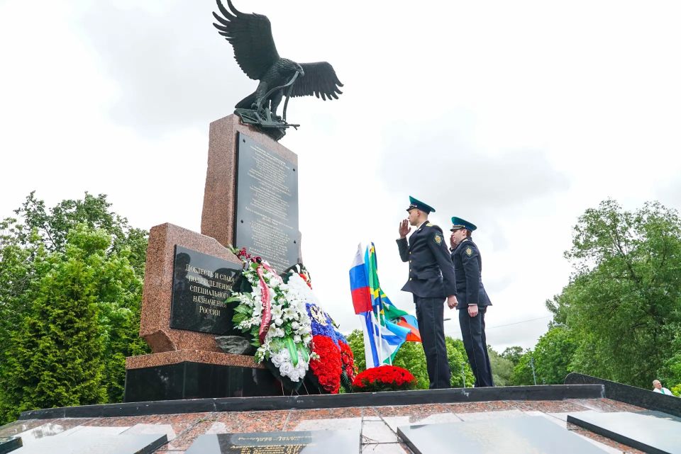 В Химках возложили цветы в честь Дня пограничника В Химках возложили цветы в честь Дня пограничника