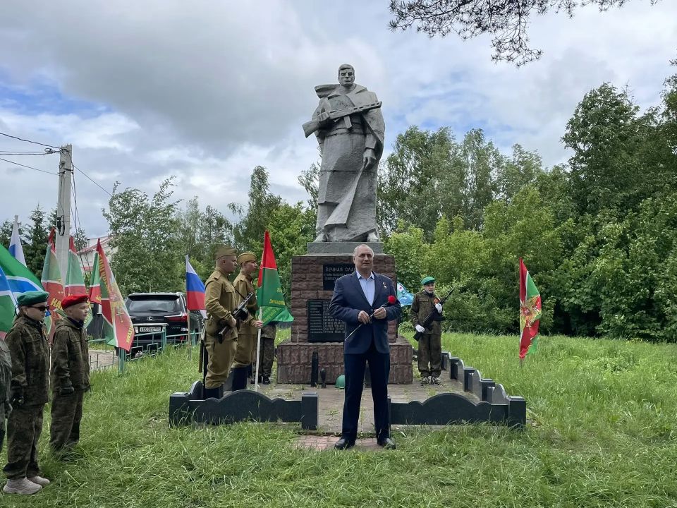 Сегодня в России чествуют всех, кто несёт службу на рубежах нашей страны: действующих пограничников, офицеров и ветеранов пограничной службы Сегодня в России чествуют всех, кто несёт службу на рубежах нашей страны: действующих пограничников, офицеров и ветеранов пограничной службы