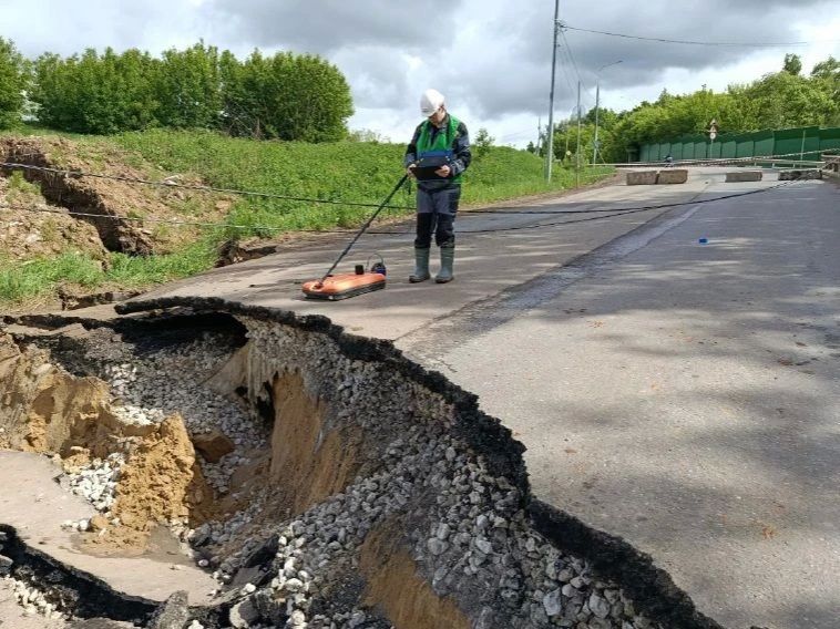 Получены первые результаты обследований провала грунта в районе деревни Щербинка, из-за которого произошло разрушение дороги Получены первые результаты обследований провала грунта в районе деревни Щербинка, из-за которого произошло разрушение дороги