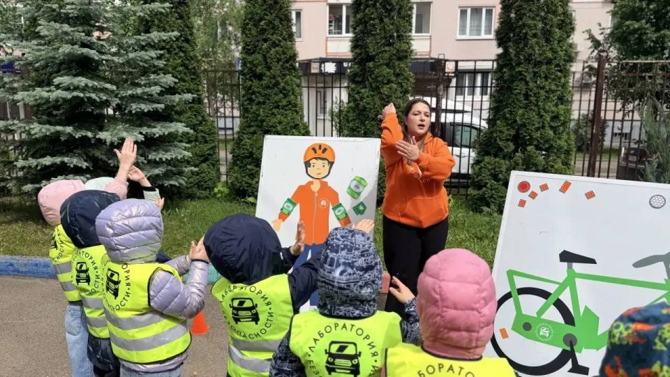 В Яркий мобильный комплекс побывал в гостях у воспитанников дошкольного отделения школы №14 в Долгопрудном В Яркий мобильный комплекс побывал в гостях у воспитанников дошкольного отделения школы №14 в Долгопрудном