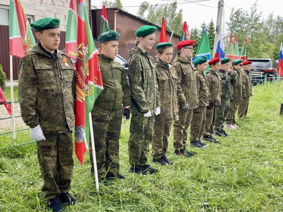 Сегодня в России чествуют всех, кто несёт службу на рубежах нашей страны: действующих пограничников, офицеров и ветеранов пограничной службы Сегодня в России чествуют всех, кто несёт службу на рубежах нашей страны: действующих пограничников, офицеров и ветеранов пограничной службы