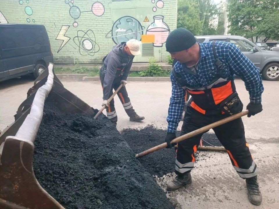 В городе продолжаются ремонтные работы по восстановлению дорожного полотна В городе продолжаются ремонтные работы по восстановлению дорожного полотна