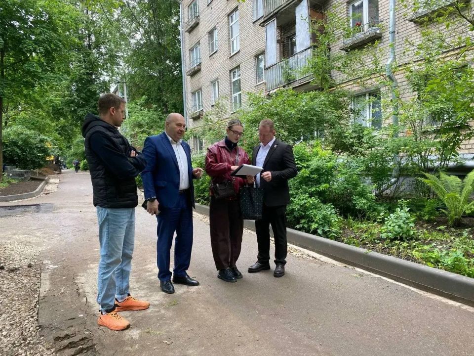 Сегодня председатель Совета депутатов округа Артём Садула и его заместитель Николай Михайлин посмотрели, как проходит комплексное благоустройство во дворе домов № 29, 29А, 31 и 33 на Московском проспекте Сегодня председатель Совета депутатов округа Артём Садула и его заместитель Николай Михайлин посмотрели, как проходит комплексное благоустройство во дворе домов № 29, 29А, 31 и 33 на Московском проспекте