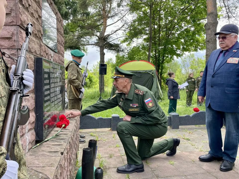 Сегодня в России чествуют всех, кто несёт службу на рубежах нашей страны: действующих пограничников, офицеров и ветеранов пограничной службы Сегодня в России чествуют всех, кто несёт службу на рубежах нашей страны: действующих пограничников, офицеров и ветеранов пограничной службы