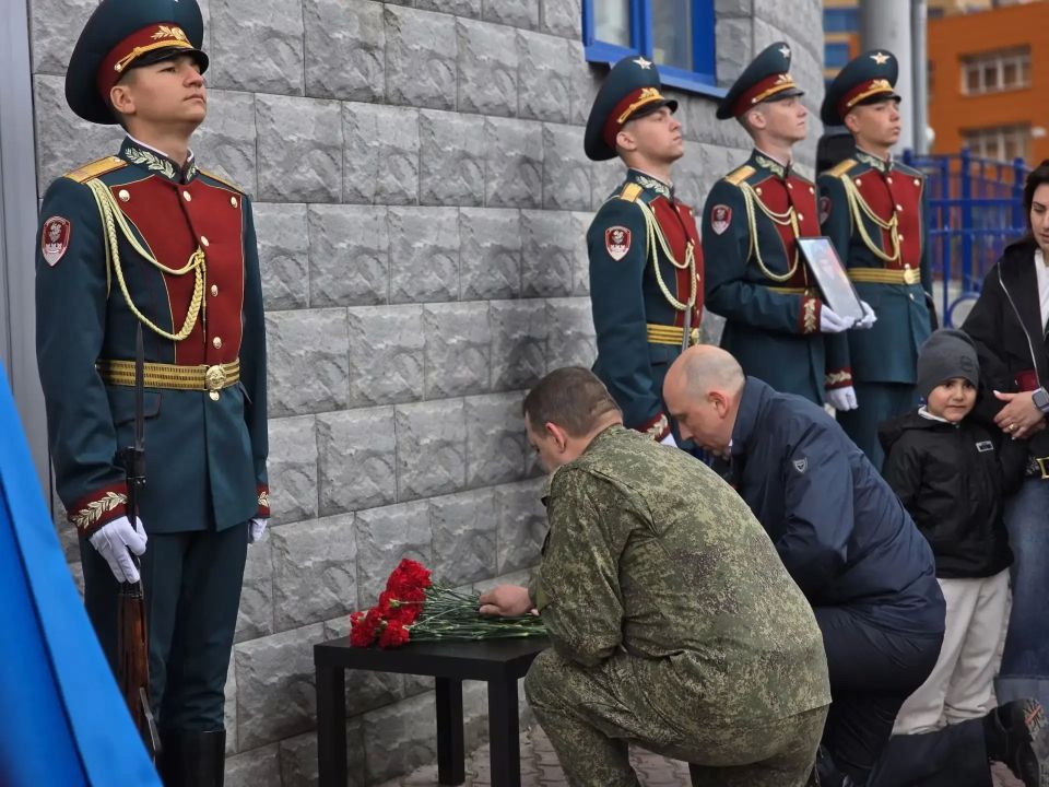 Память о герое: в Реутове открыли мемориальную доску Память о герое: в Реутове открыли мемориальную доску