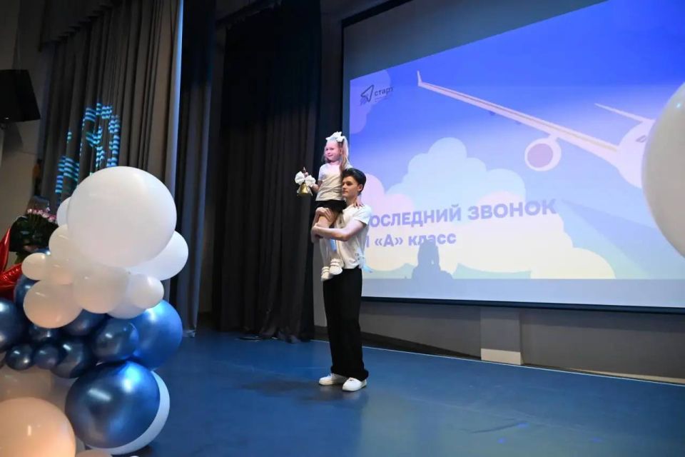 В образовательном центре «Старт» имени К.Д. Ушинского Ленинского городского округа прозвенел последний звонок для 27 выпускников 11 «А» класса В образовательном центре «Старт» имени К.Д. Ушинского Ленинского городского округа прозвенел последний звонок для 27 выпускников 11 «А» класса