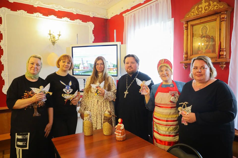 Медицинские работники продолжают знакомиться со святынями Серпухова Медицинские работники продолжают знакомиться со святынями Серпухова