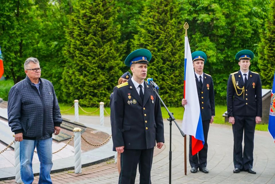 В Химках возложили цветы в честь Дня пограничника В Химках возложили цветы в честь Дня пограничника