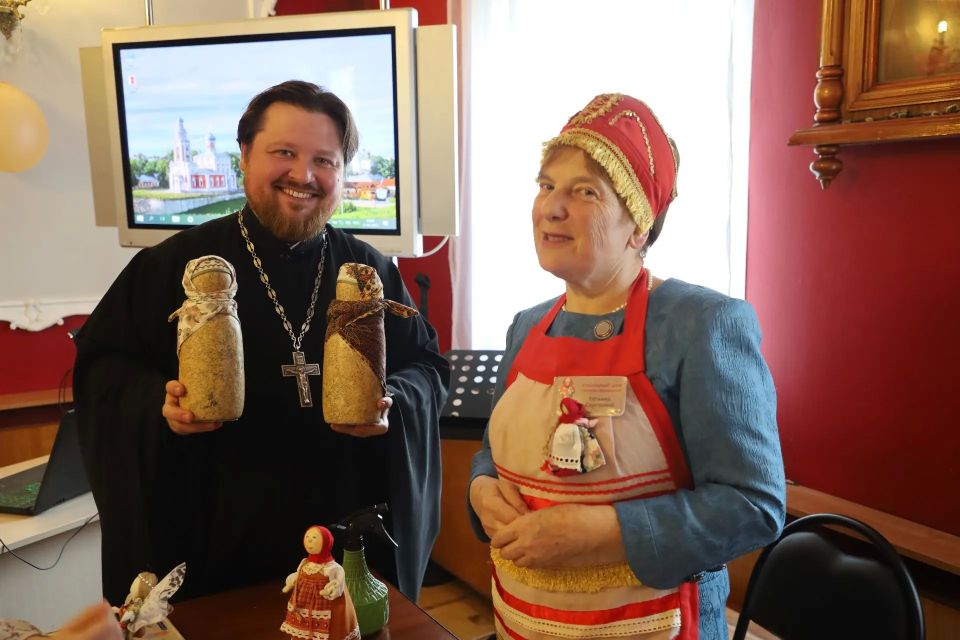 Медицинские работники продолжают знакомиться со святынями Серпухова Медицинские работники продолжают знакомиться со святынями Серпухова