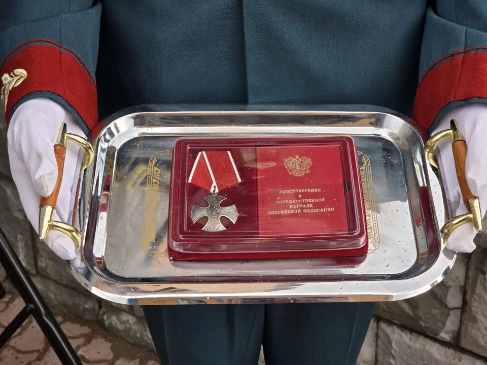 Память о герое: в Реутове открыли мемориальную доску Память о герое: в Реутове открыли мемориальную доску