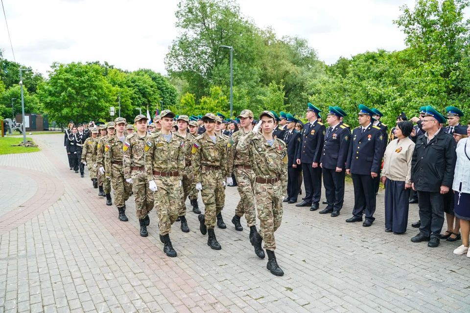 В Химках возложили цветы в честь Дня пограничника В Химках возложили цветы в честь Дня пограничника