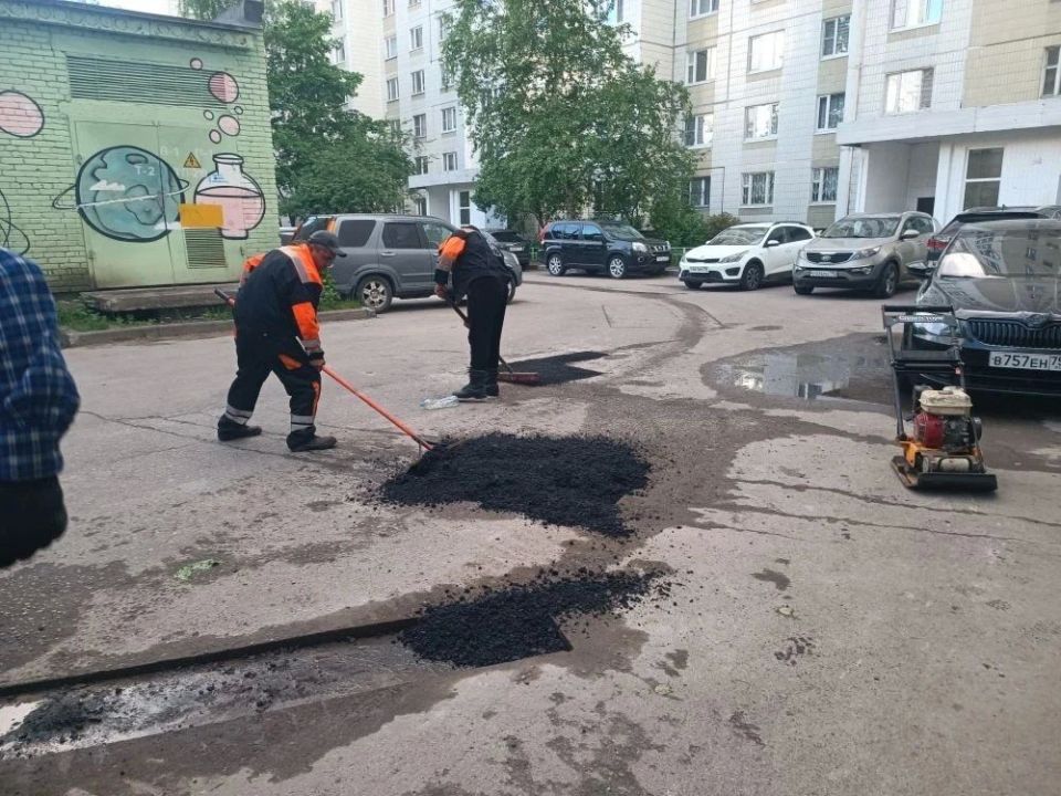 В городе продолжаются ремонтные работы по восстановлению дорожного полотна В городе продолжаются ремонтные работы по восстановлению дорожного полотна