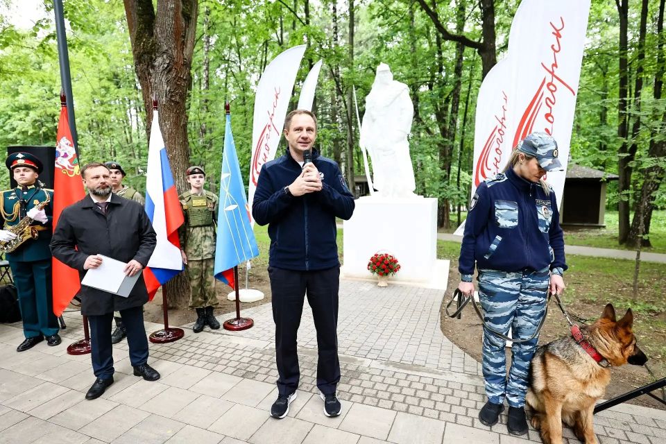 Дмитрий Волков: В нашем Городском парке поздравил с праздником красногорских пограничников – тех, кто во все времена является неприступной стеной и надежным щитом для целой страны Дмитрий Волков: В нашем Городском парке поздравил с праздником красногорских пограничников – тех, кто во все времена является неприступной стеной и надежным щитом для целой страны