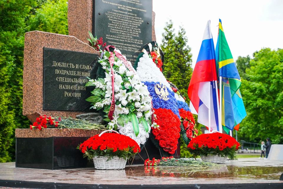 В Химках возложили цветы в честь Дня пограничника В Химках возложили цветы в честь Дня пограничника