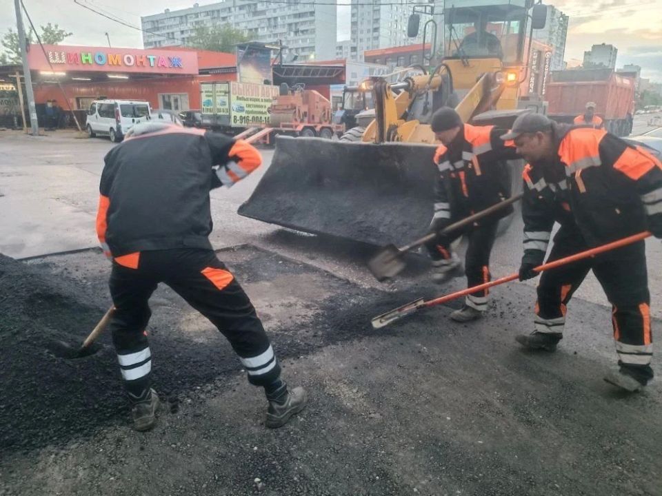 В городе продолжаются ремонтные работы по восстановлению дорожного полотна В городе продолжаются ремонтные работы по восстановлению дорожного полотна