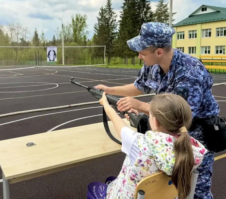 Росгвардейцы провели военно-патриотическую игру «Зарница» в Подмосковье Росгвардейцы провели военно-патриотическую игру «Зарница» в Подмосковье