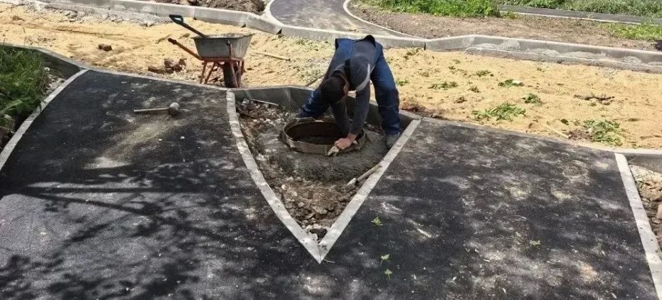 Благоустройство тротуаров и дворов продолжается Благоустройство тротуаров и дворов продолжается
