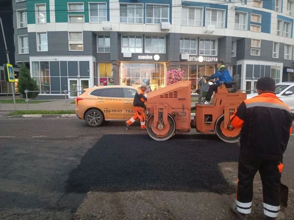 В городе продолжаются ремонтные работы по восстановлению дорожного полотна