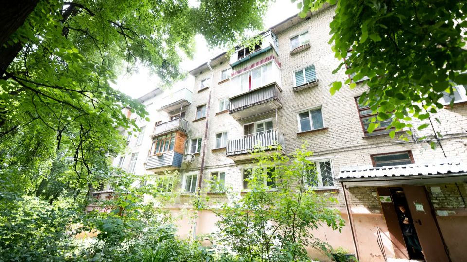 Капитальный ремонт крыши многоквартирного дома в Дзержинском завершат в сентябре Капитальный ремонт крыши многоквартирного дома в Дзержинском завершат в сентябре