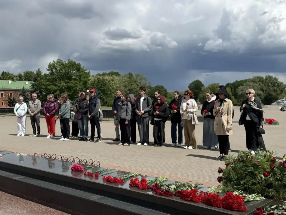 День мужества и памяти. Второй день международного визита делегации Губернского колледжа в Республику Беларусь выдался особенно значимым: он целиком был посвящён истории, мужеству День мужества и памяти. Второй день международного визита делегации Губернского колледжа в Республику Беларусь выдался особенно значимым: он целиком был посвящён истории, мужеству