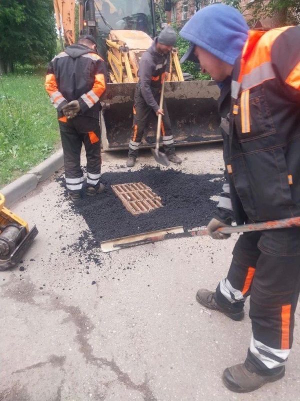 В городе продолжаются ремонтные работы по восстановлению дорожного полотна В городе продолжаются ремонтные работы по восстановлению дорожного полотна