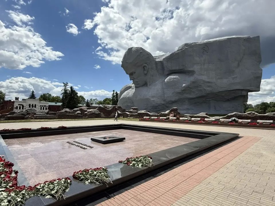 День мужества и памяти. Второй день международного визита делегации Губернского колледжа в Республику Беларусь выдался особенно значимым: он целиком был посвящён истории, мужеству День мужества и памяти. Второй день международного визита делегации Губернского колледжа в Республику Беларусь выдался особенно значимым: он целиком был посвящён истории, мужеству