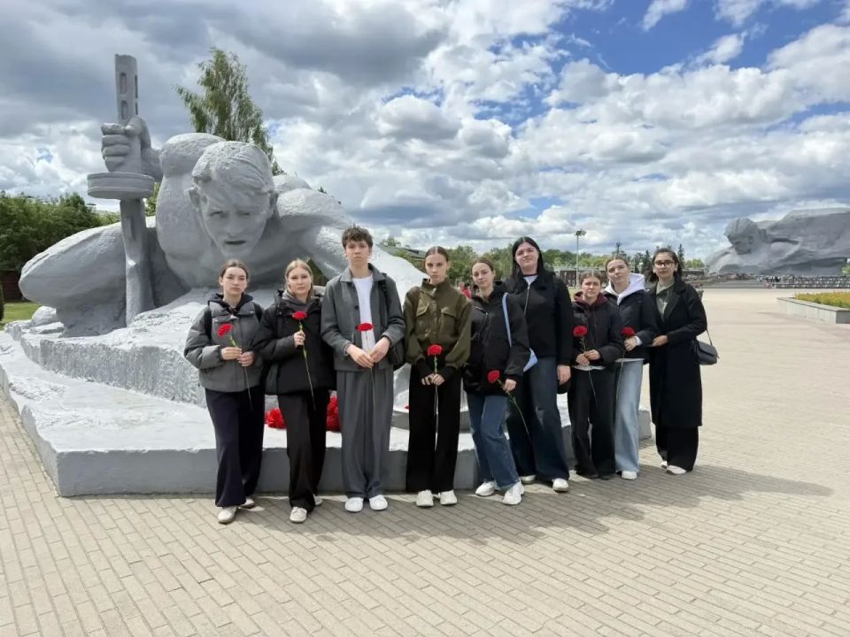 День мужества и памяти. Второй день международного визита делегации Губернского колледжа в Республику Беларусь выдался особенно значимым: он целиком был посвящён истории, мужеству День мужества и памяти. Второй день международного визита делегации Губернского колледжа в Республику Беларусь выдался особенно значимым: он целиком был посвящён истории, мужеству