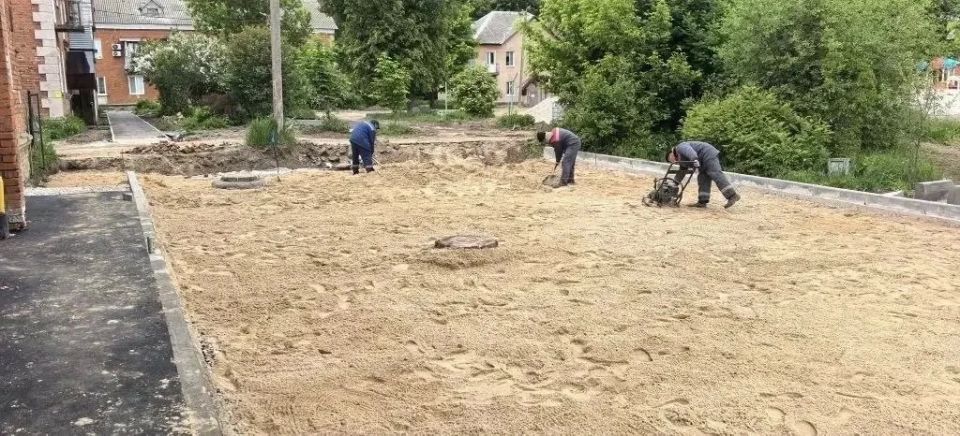 Благоустройство тротуаров и дворов продолжается Благоустройство тротуаров и дворов продолжается