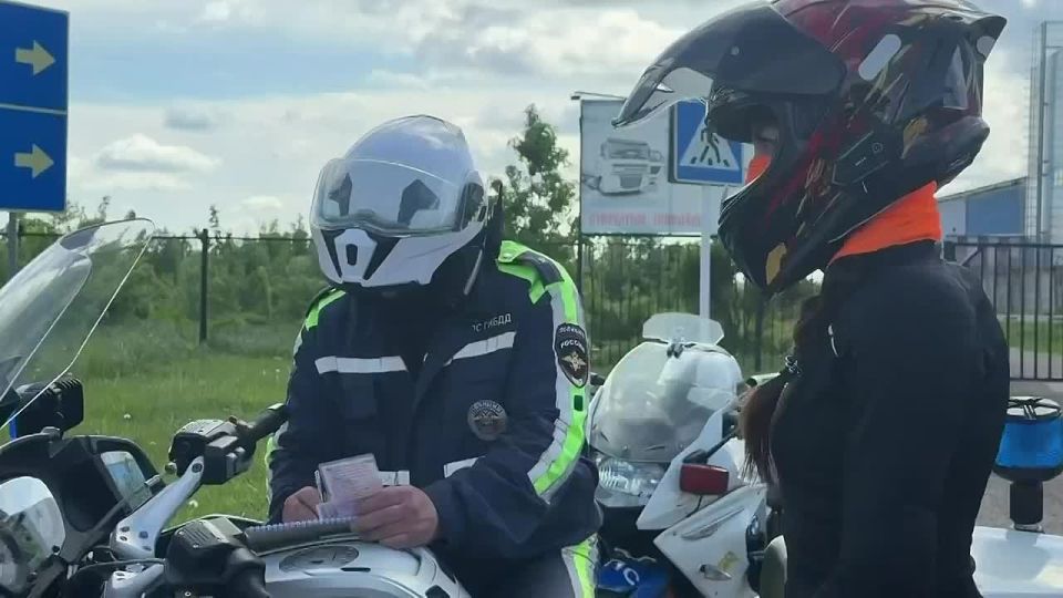 Несмотря на дождливую погоду и мокрый асфальт, на дорогах Московской области по-прежнему много мотоциклистов