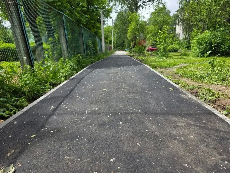 Благоустройство тротуаров и дворов продолжается Благоустройство тротуаров и дворов продолжается
