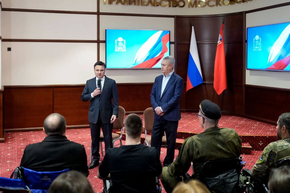 Губернатор Подмосковья Андрей Воробьев и депутат Госдумы РФ Рахим Азимов вручили ключи от автомобиля ветерану СВО из Балашихи Губернатор Подмосковья Андрей Воробьев и депутат Госдумы РФ Рахим Азимов вручили ключи от автомобиля ветерану СВО из Балашихи