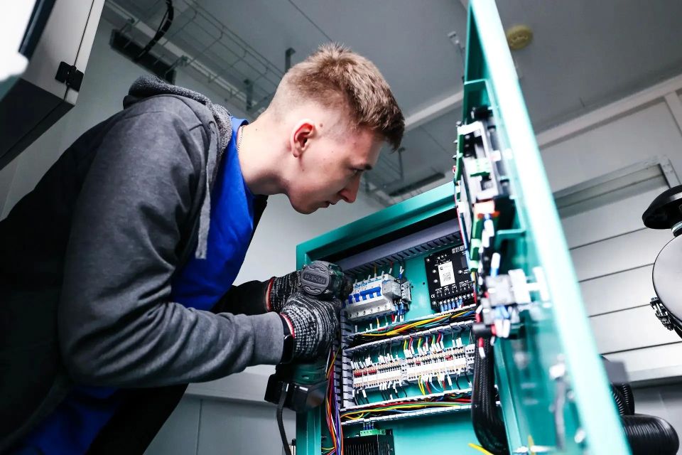Дмитрий Волков: Встретился с коллективом нахабинского предприятия «Энергоспецтехника» – одного из передовых в области резервного энергоснабжения, которое ведет свой исторический отчет еще с 1992 года Дмитрий Волков: Встретился с коллективом нахабинского предприятия «Энергоспецтехника» – одного из передовых в области резервного энергоснабжения, которое ведет свой исторический отчет еще с 1992 года