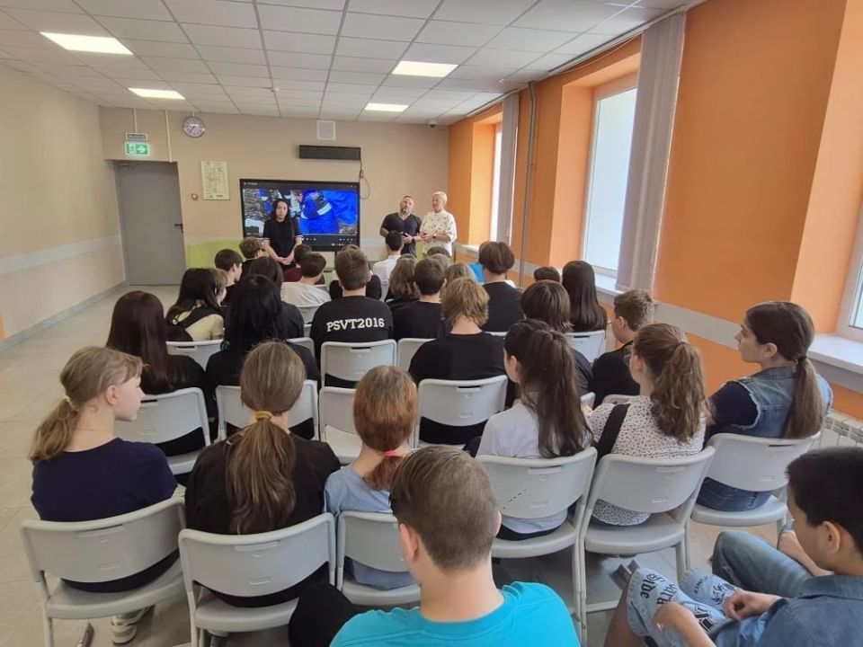 В Центре образования №1 Красноармейска прошел урок безопасности для учеников 6-8 классов В Центре образования №1 Красноармейска прошел урок безопасности для учеников 6-8 классов