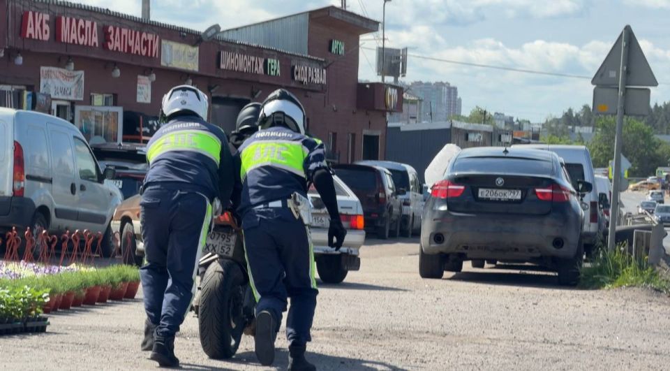 Несмотря на дождливую погоду и мокрый асфальт, на дорогах Московской области по-прежнему много мотоциклистов Несмотря на дождливую погоду и мокрый асфальт, на дорогах Московской области по-прежнему много мотоциклистов