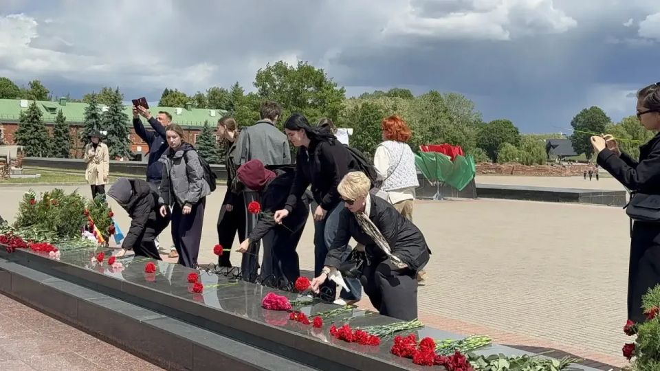 День мужества и памяти. Второй день международного визита делегации Губернского колледжа в Республику Беларусь выдался особенно значимым: он целиком был посвящён истории, мужеству День мужества и памяти. Второй день международного визита делегации Губернского колледжа в Республику Беларусь выдался особенно значимым: он целиком был посвящён истории, мужеству