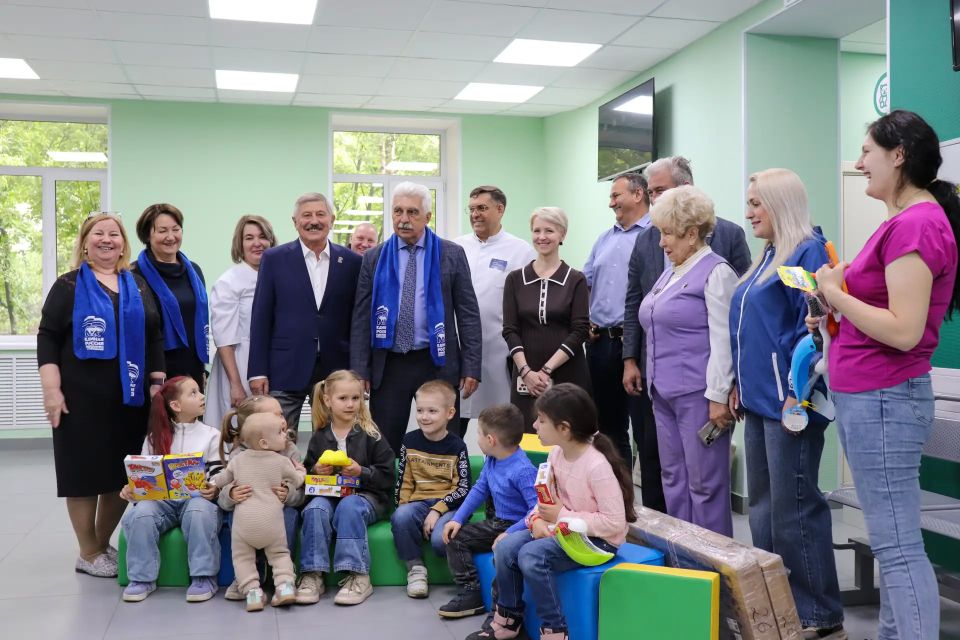 В преддверии Дня защиты детей реутовские депутаты поздравили юных жителей города В преддверии Дня защиты детей реутовские депутаты поздравили юных жителей города