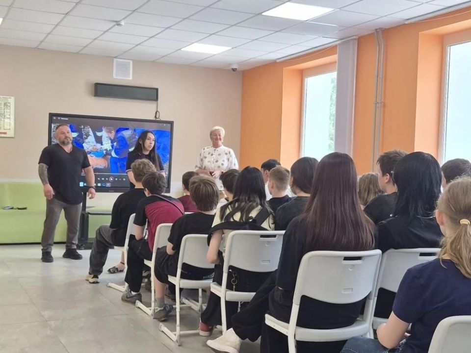 В Центре образования №1 Красноармейска прошел урок безопасности для учеников 6-8 классов В Центре образования №1 Красноармейска прошел урок безопасности для учеников 6-8 классов