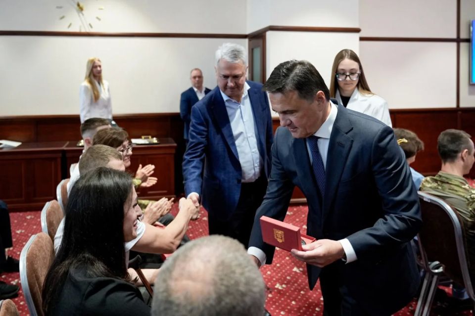 Андрей Воробьев: Вместе с депутатом Госдумы от «Единой России» Рахимом Азимовым вручили ключи от 20 автомобилей участникам СВО и семьям погибших героев Андрей Воробьев: Вместе с депутатом Госдумы от «Единой России» Рахимом Азимовым вручили ключи от 20 автомобилей участникам СВО и семьям погибших героев