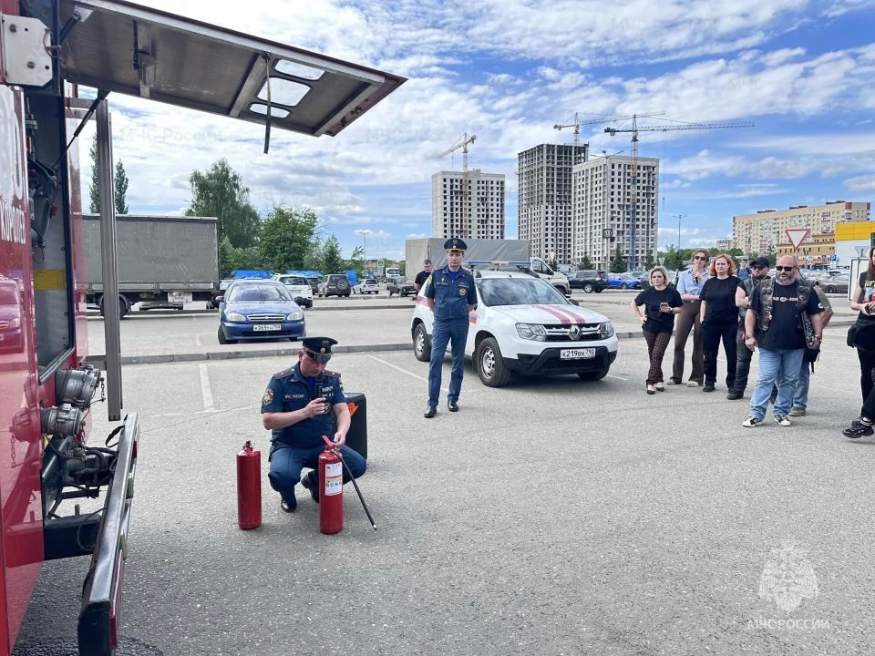Сотрудники МЧС приняли участие в открытии мотосезона в Королёве Сотрудники МЧС приняли участие в открытии мотосезона в Королёве