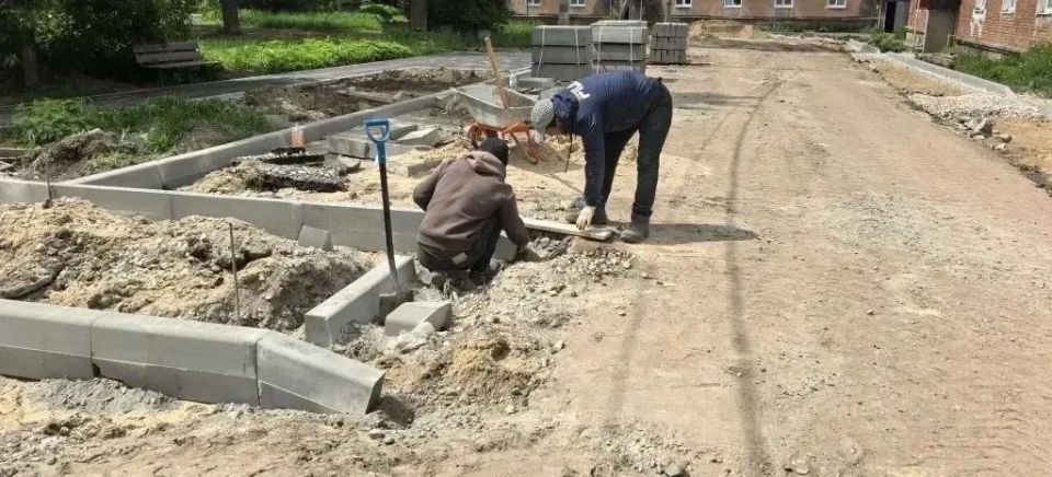 Благоустройство тротуаров и дворов продолжается Благоустройство тротуаров и дворов продолжается