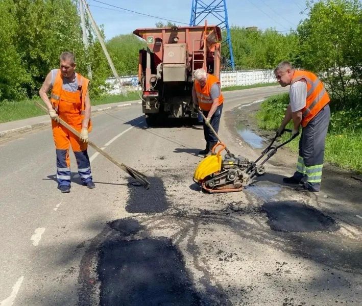 В городском округе Воскресенск сотрудники МБУ «Благоустройство и озеленение» выполнили ямочный ремонт на улице Новлянской, а также в микрорайоне Цемгигант на улице Пролетарской