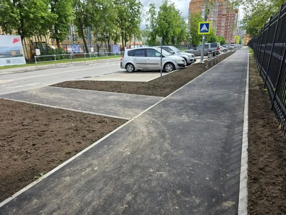 Благоустройство тротуаров и дворов продолжается Благоустройство тротуаров и дворов продолжается