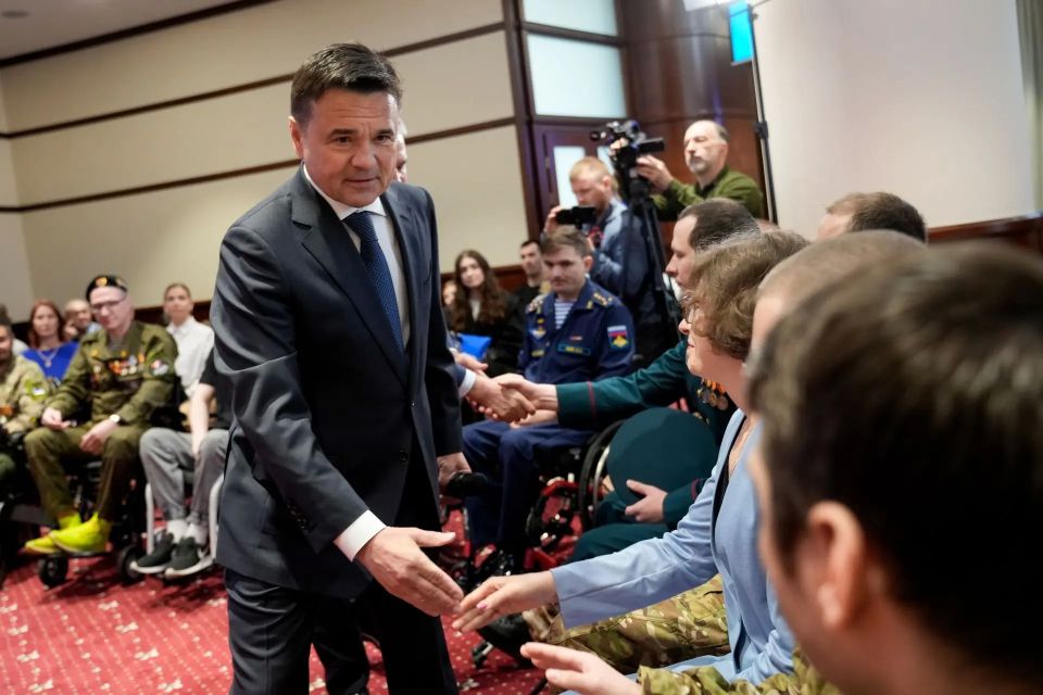 Губернатор Подмосковья Андрей Воробьев и депутат Госдумы РФ Рахим Азимов вручили ключи от автомобиля ветерану СВО из Балашихи