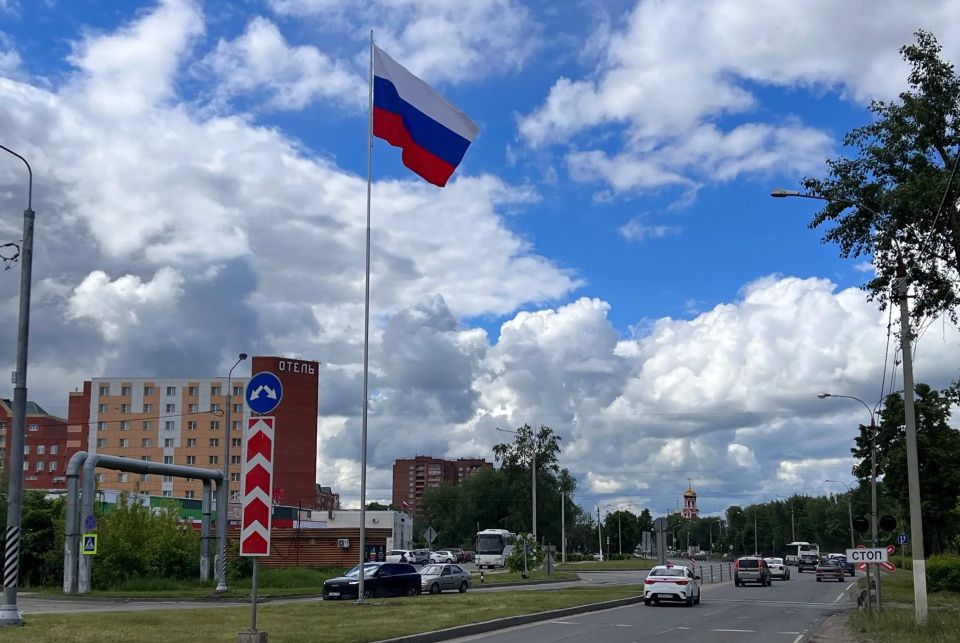 В Дмитрове на улице Профессиональная появился новый флагшток с флагом России В Дмитрове на улице Профессиональная появился новый флагшток с флагом России