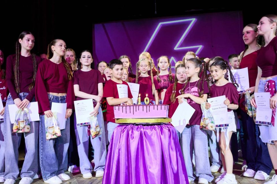 Танцевальный коллектив «Шаг вперёд» отметил свой 10-летний юбилей праздничным концертом Танцевальный коллектив «Шаг вперёд» отметил свой 10-летний юбилей праздничным концертом