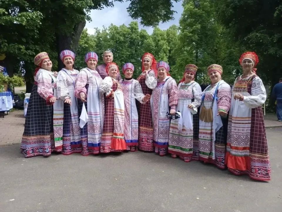 «Бог Троицу любит!». В деревне Васильевское в 12-й раз прошёл открытый фестиваль народного творчества «Троицын день» «Бог Троицу любит!». В деревне Васильевское в 12-й раз прошёл открытый фестиваль народного творчества «Троицын день»