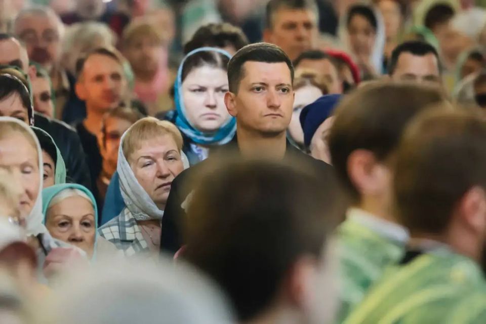 Сегодня православные верующие празднуют один из двенадцати главных христианских праздников — День Святой Троицы Сегодня православные верующие празднуют один из двенадцати главных христианских праздников — День Святой Троицы
