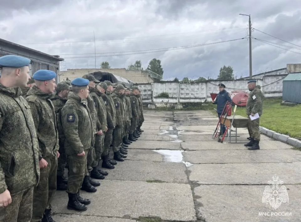 Сотрудники МЧС России провели противопожарный инструктаж с военнослужащими 119 гвардейского парашютно-десантного полка Сотрудники МЧС России провели противопожарный инструктаж с военнослужащими 119 гвардейского парашютно-десантного полка
